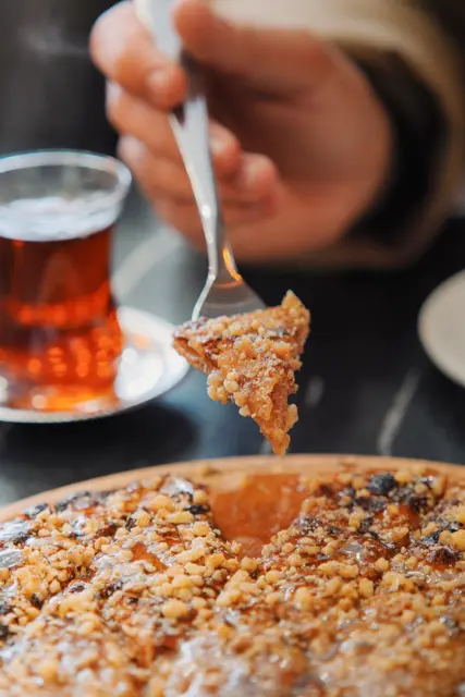 Cevizli tatlı ve çay