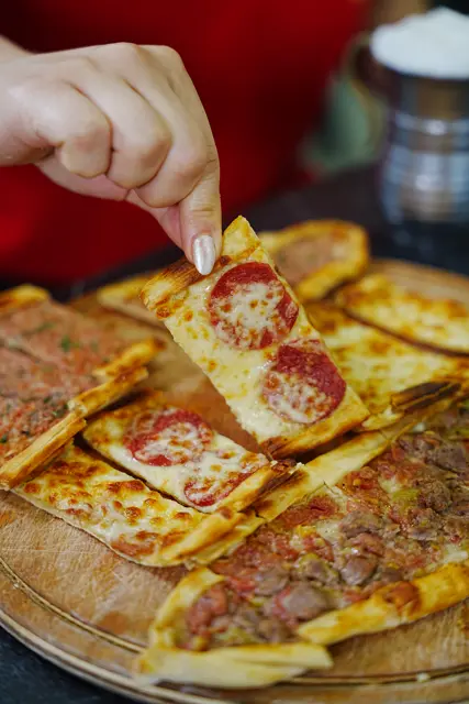 Kaşarlı sucuklu pide